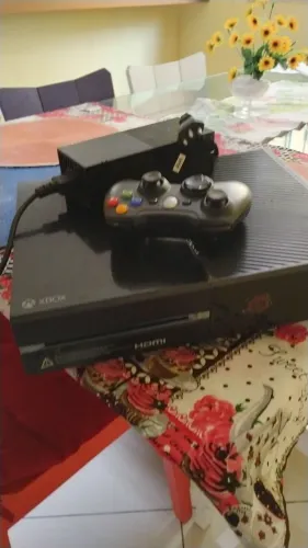ExBox com um controle e fonte funcionando