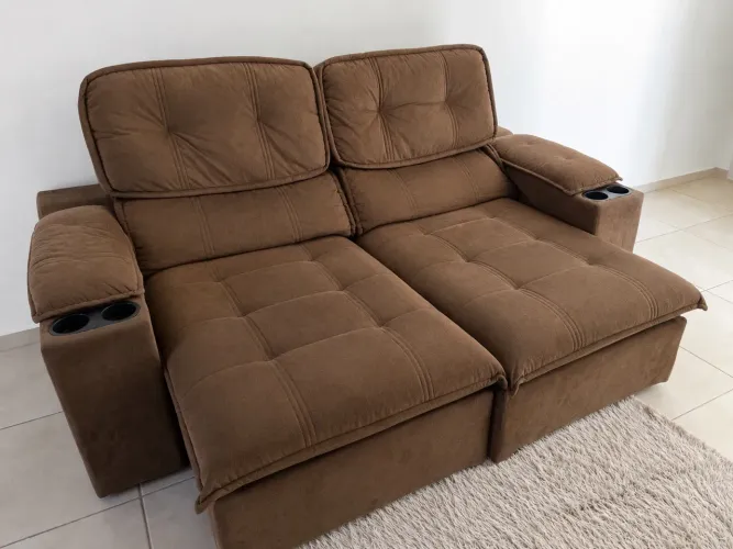 Sofá Retrátil com Porta-Copos