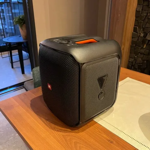 Jbl encore,em estado de nova ,com cabo de carregar original,som com grave muito potente 