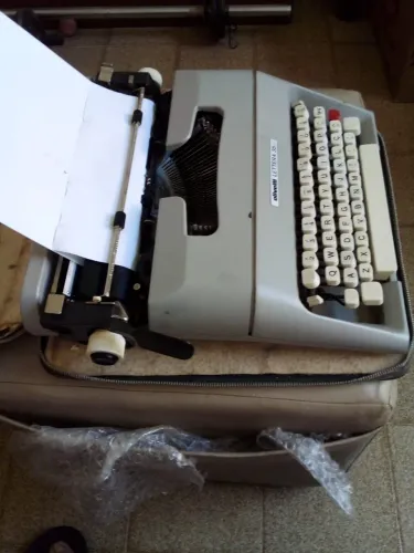 Máquina de escrever Olivetti para colecionadores com decoração