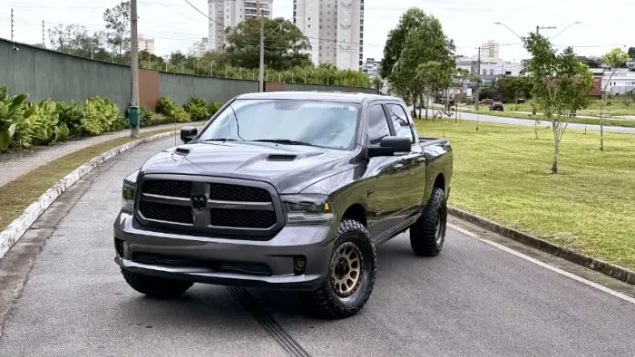 Ram Classic Laramie 5.7 V8 16V Gasolina 4X4 Aut. 2022