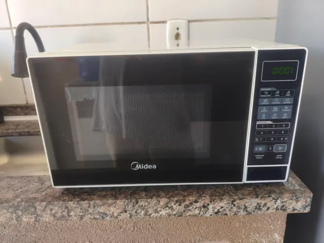 Microondas Midea 20 Litros bem conservado.