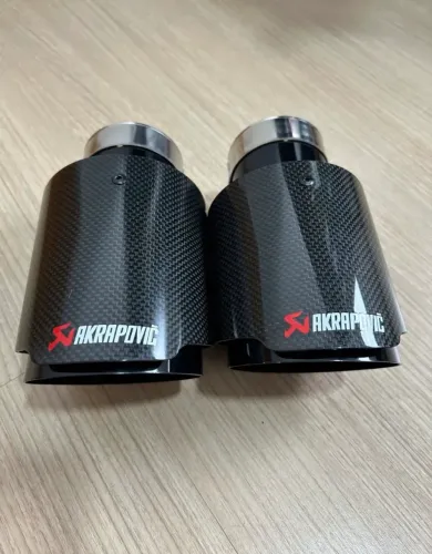 PONTEIRA ESPORTIVA AKRAPOVIC CARBONO 4 polegadas 