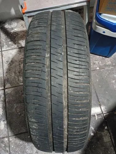 Pneu Michelin 185/55/16 com pequena vulcanização