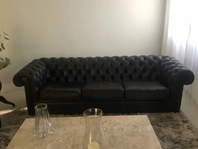 Sofá Chesterfield 3 Lugares - Couro Preto - Estilo Clássico