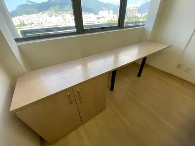 Mesa Bancada de Escritório MDF Claro com Armário Acoplado 2,40x0,47