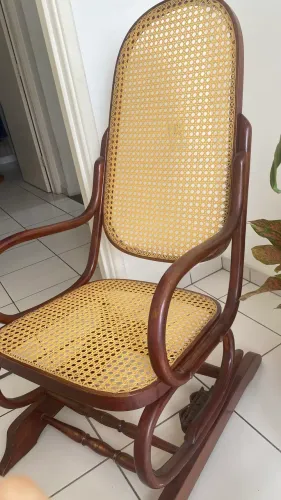 Vendo cadeira de balanço de palha