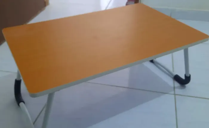 Mesa dobrável para notebook - MDF/metal - usada, ótima para cama/sofá
