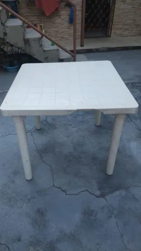 Vendo mesa e cadeira plástica  e 1 Ventilador de coluna. 