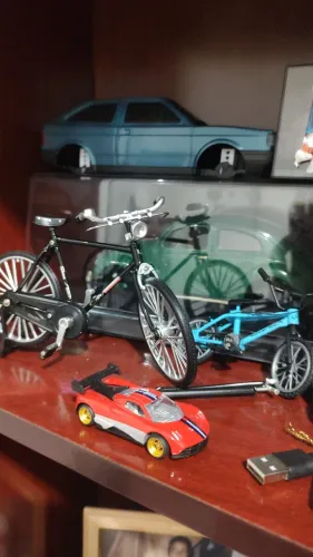 Duas miniatura bicicleta 
