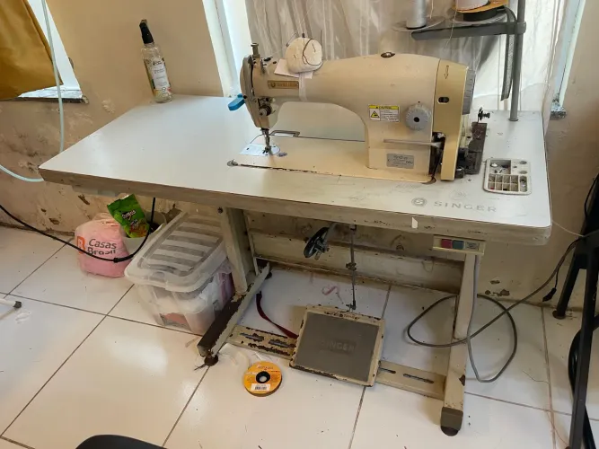 Máquina Singer Reta Industrial - 2700,00