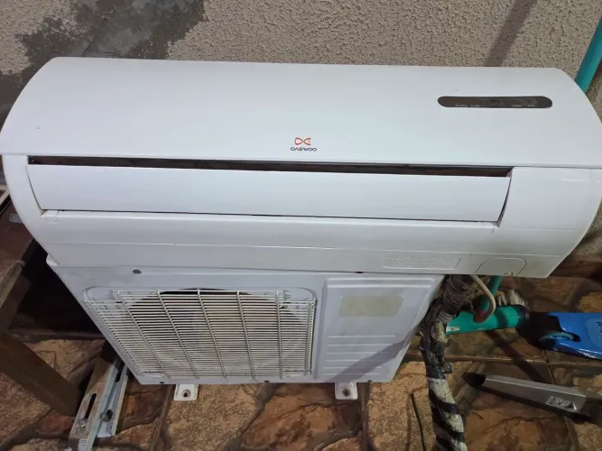 Ar condicionado Split 220v 9.000 Btus Quente e Frio CLASSE A seminovo gelando