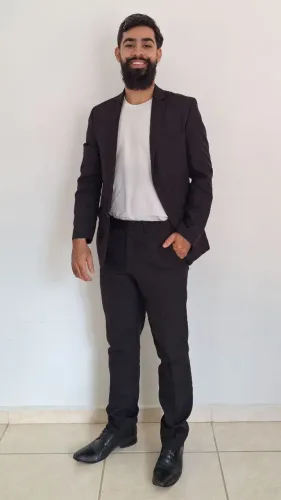 Terno Preto Delucca. Corte Italiano Slim. Blazer 42 com 4 botões na manga. Calça 36.