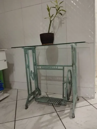 Mesa de vidro com pe de máquina de costura 