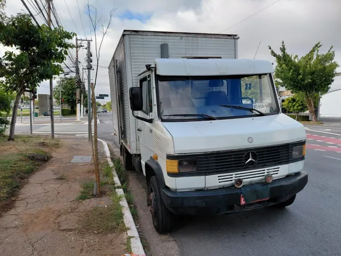 Mercedes-Bens modelo 710 Em Bom Estado