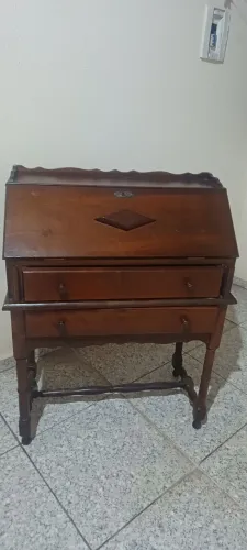 Escrivaninha de madeira macissa 1,05 de altura 0,80 de largura ,0,40 profundidade.