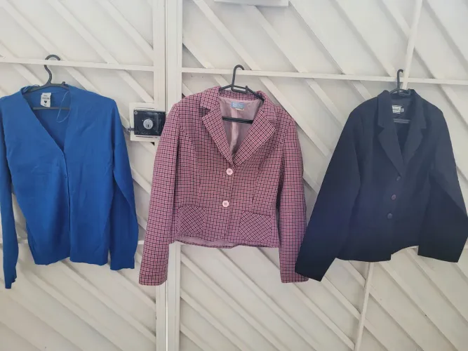2 blazer + um casaco malha básico 