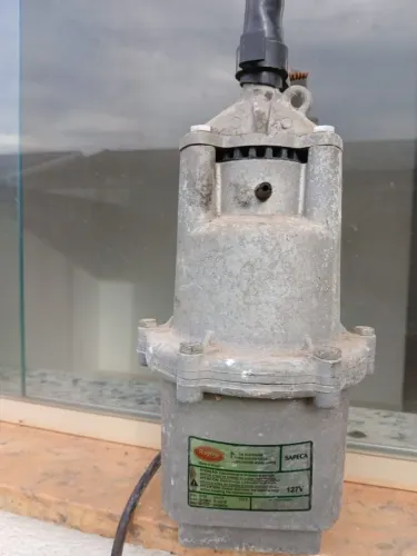 Bomba mergulhão/submersa 3/4 e mangueira PVC preta 18 metros