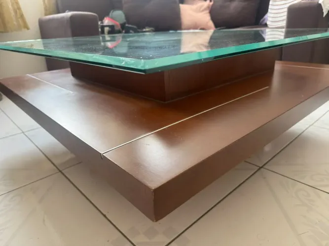Mesa de Centro de Madeira com Cofre Embutido - R$ 1.200