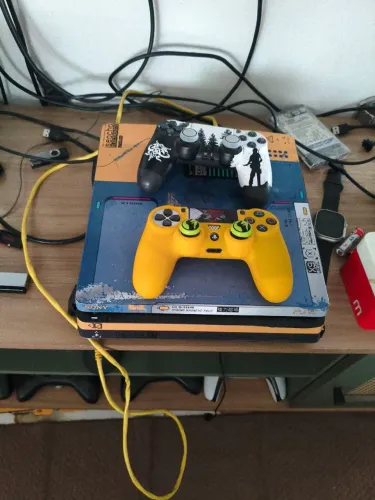 Playstation 4 desbloqueado 1T mais 1 T de HD externo