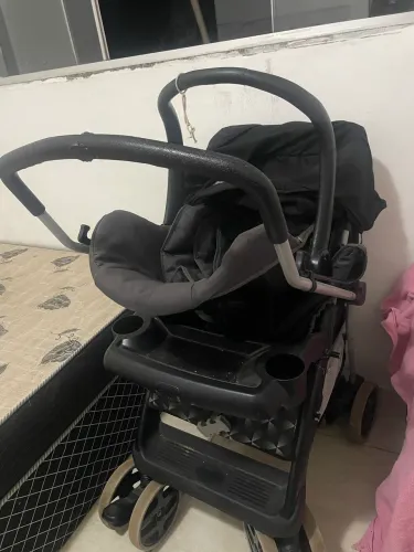 Carrinho de bebê e bebê conforto