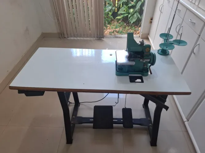 Vendo máquina de overlock