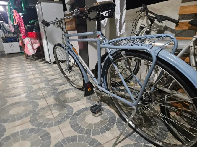 Caloi Barra Forte clássica na cor azul, equipada com um farol dianteiro cromado
