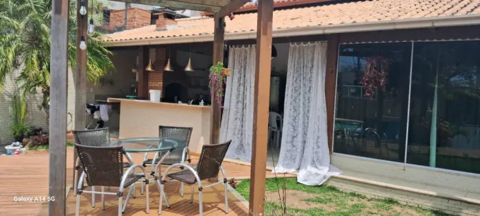 Casa c/ terreno de 300mt de 01 quarto grande area gourmet c/ piscina jardins, 890 mil,