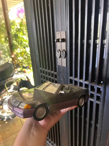 Miniatura Carro Mercedes-Benz 500 SL de 1989 na escala 1/18