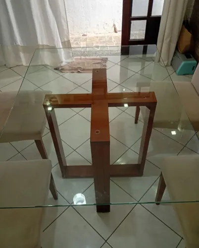 Conjunto de mesa com tampo de vidro e 4 cadeiras.