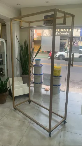 Arara expositora de roupas para loja - Com Rodinhas