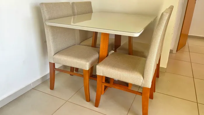 Mesa nova de madeira