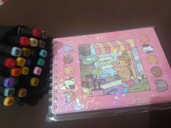 Caderno de desenho e pincéis para crianças