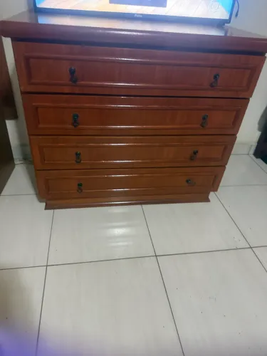 cômoda maciça com gavetas