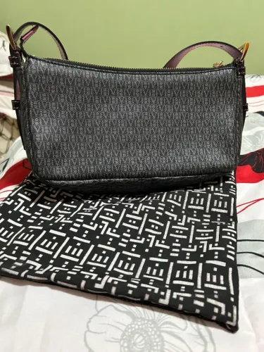 Bolsa Victor Hugo Monograma Preta Pequena com Dust Bag
