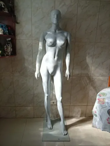 Manequim feminino de corpo inteiro com base