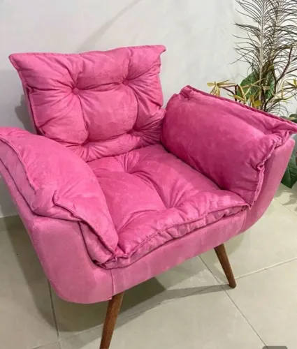 Duas poltronas no plástico rosa