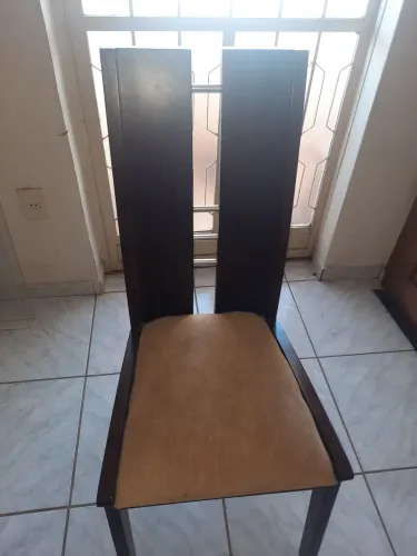 Vendo Cadeiras de Madeira Estofada - Elegância e Resistência