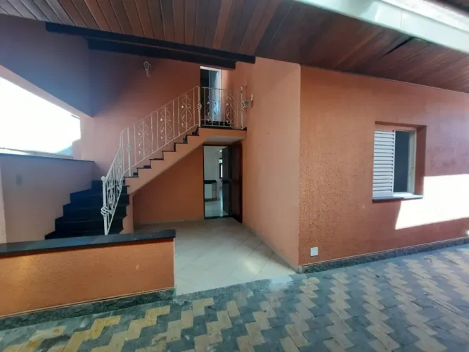 Sobrado para aluguel possui 460 metros quadrados com 4 quartos