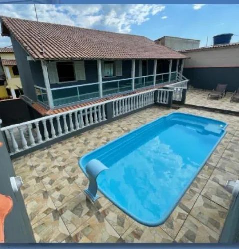 casa com piscina na rua da praia no centro de figueira