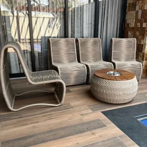 CONJUNTO POLTRONAS DE CORDA NÁUTICA + MESA CHAMPANHEIRA COM TAMPO DE MADEIRA