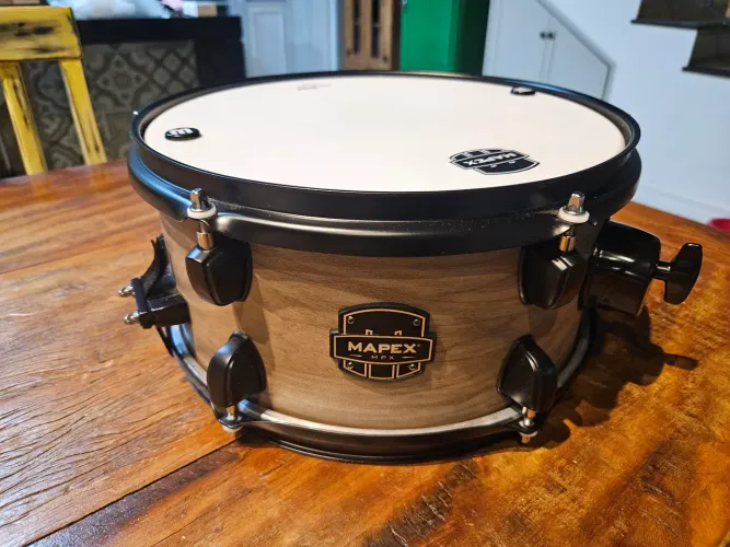 Caixa mapex 12x6 polegadas em madeira, Casco e aros em preto, adesivada em madeira clara