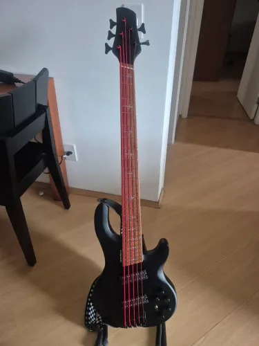 Baixo multiscale 5 cordas de Luthier