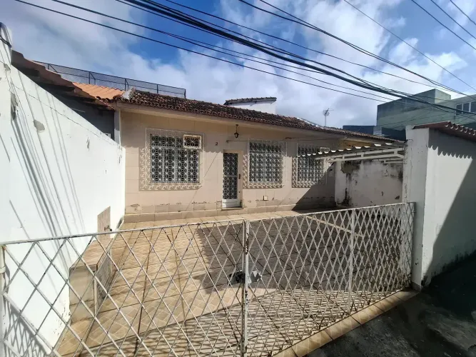 Casa de Vila na Estrada Intendente Magalhães a 5 minutos da Praça do Valqueire!