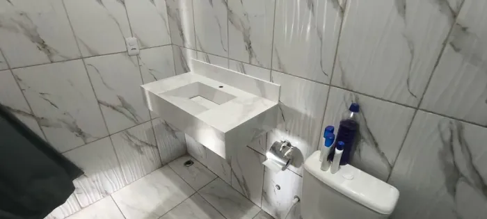 Bancada e pia esculpida em porcelanato para banheiro