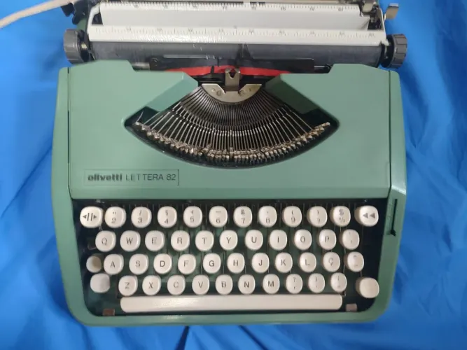 MAQUINA DE ESCREVER OLIVETTI LETTERA 82