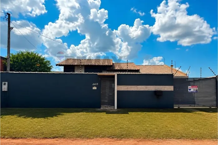 Casa à venda com TERRENO INTEIRO no bairro Embratel