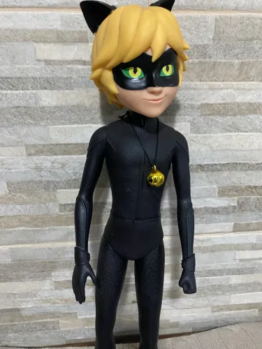 Boneco Cat Noir Miraculous tamanho 55cm