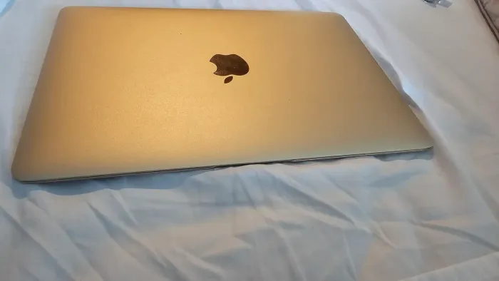 MACBOOK MODELO 2015 COMPRADO EM 2020. CORE I3, 256G SSD E 8G RAM.