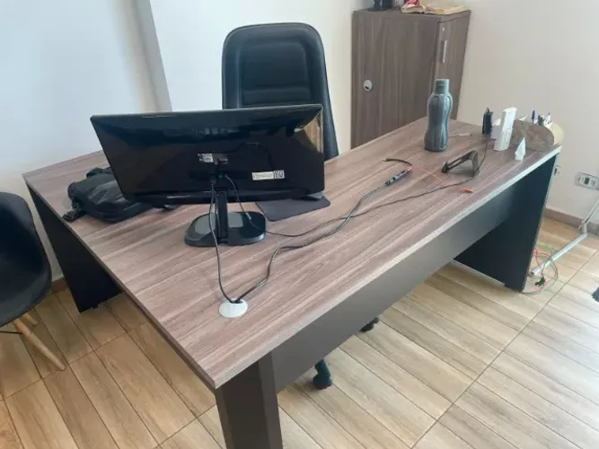 Mesa de Escritorio em L MDF Carvalho com Painel Frontal - Guarulhos